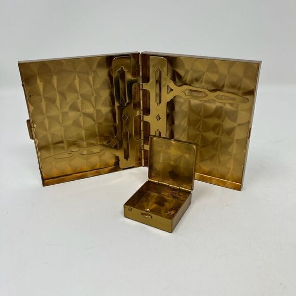 Vintage hand painted cigarette holder and small matching pill box. - Picture 6 of 8